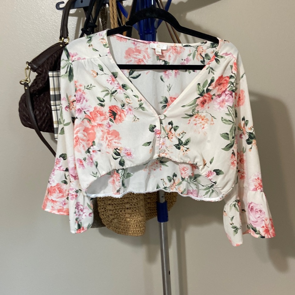 63. Flower Crop Top- ptp: 23” l: 14”